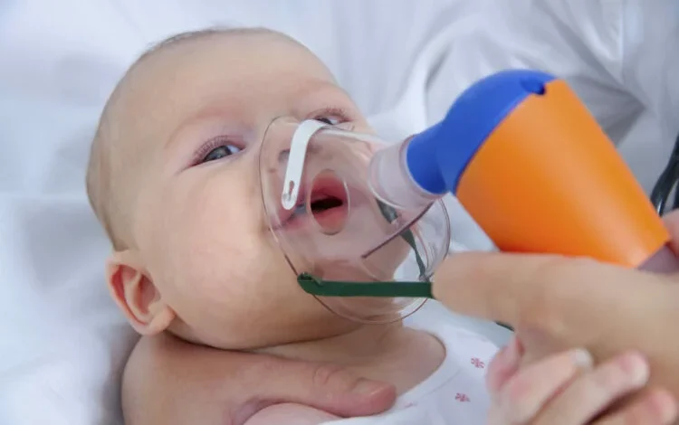 Niño recibiendo anticuerpo nirsevimab en hospital de Córdoba
