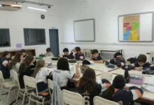 Estudiantes de sexto grado de primaria realizando la prueba PRISMA de inglés en un aula de Córdoba