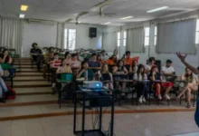Estudiantes de la UNC trabajando en una Tecnoteca CREA de Córdoba