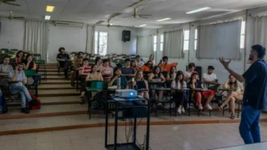 Estudiantes de la UNC trabajando en una Tecnoteca CREA de Córdoba