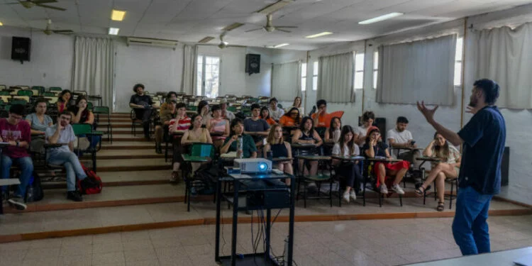 Estudiantes de la UNC trabajando en una Tecnoteca CREA de Córdoba