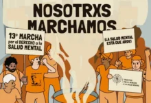 Manifestantes reunidos en la esquina de Colón y General Paz, Córdoba, durante la marcha por la salud mental
