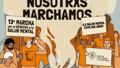 Manifestantes reunidos en la esquina de Colón y General Paz, Córdoba, durante la marcha por la salud mental