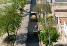 Trabajadores asfalten la calle Fermín Martín en Argüello Norte, Córdoba