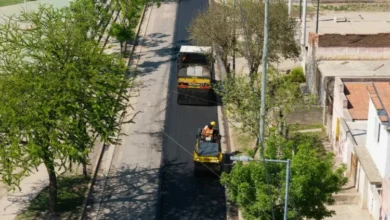 Trabajadores asfalten la calle Fermín Martín en Argüello Norte, Córdoba