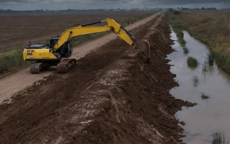 Obra de mantenimiento de caminos rurales con camiones y maquinaria en la provincia de Córdoba