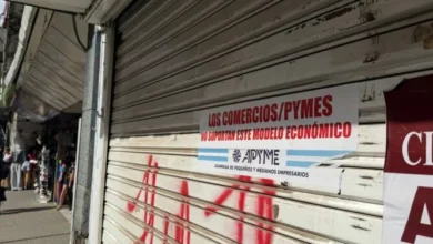 Fachada de comercio cordobés con faja negra protestando contra el modelo económico