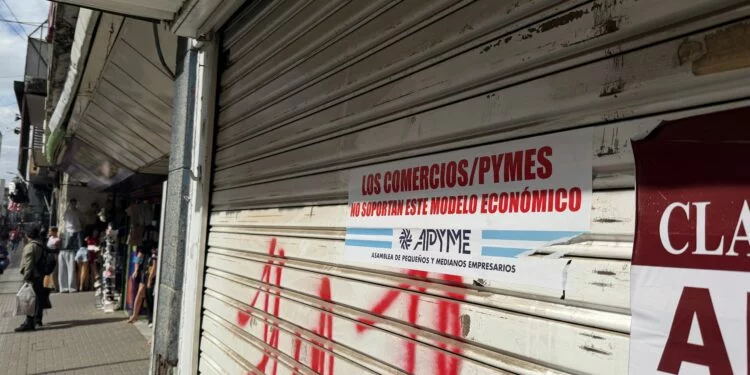 Fachada de comercio cordobés con faja negra protestando contra el modelo económico