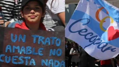 Participantes de la 17ª Caminata por el Buen Trato frente al Concejo Deliberante de Córdoba