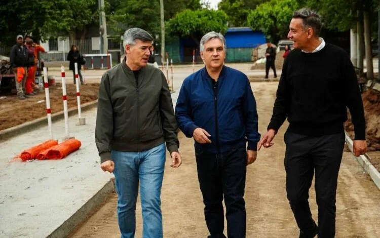 Gobernador Martín Llaryora y alcalde Daniel Passerini inspeccionan obras viales en Villa Rivadavia Anexo