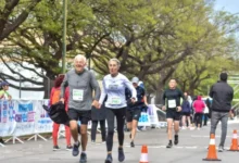 Corredores y caminantes en la pista de Ciudad Universitaria durante la primera edición de UNC Corre 2026