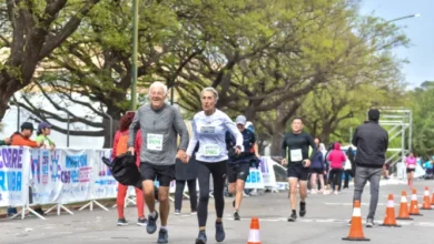 Corredores y caminantes en la pista de Ciudad Universitaria durante la primera edición de UNC Corre 2026
