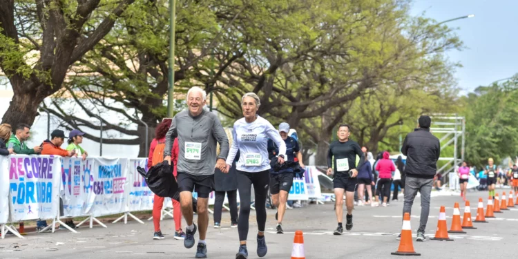 Corredores y caminantes en la pista de Ciudad Universitaria durante la primera edición de UNC Corre 2026