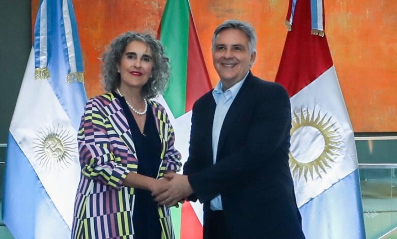 Ibone Bengoetxea y el gobernador Martín Llaryora firmando un acuerdo de cooperación en la Casa de Gobierno de Córdoba