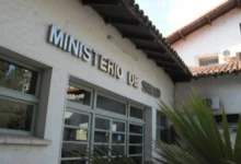 Agentes del Ministerio de Salud de Córdoba recibiendo la Asignación Estímulo