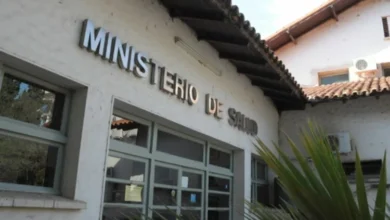 Agentes del Ministerio de Salud de Córdoba recibiendo la Asignación Estímulo