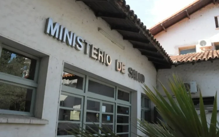 Agentes del Ministerio de Salud de Córdoba recibiendo la Asignación Estímulo