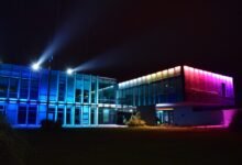 Exterior iluminado del Centro Cívico durante la Noche de los Centros Cívicos en Córdoba