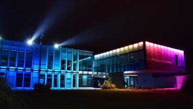 Exterior iluminado del Centro Cívico durante la Noche de los Centros Cívicos en Córdoba