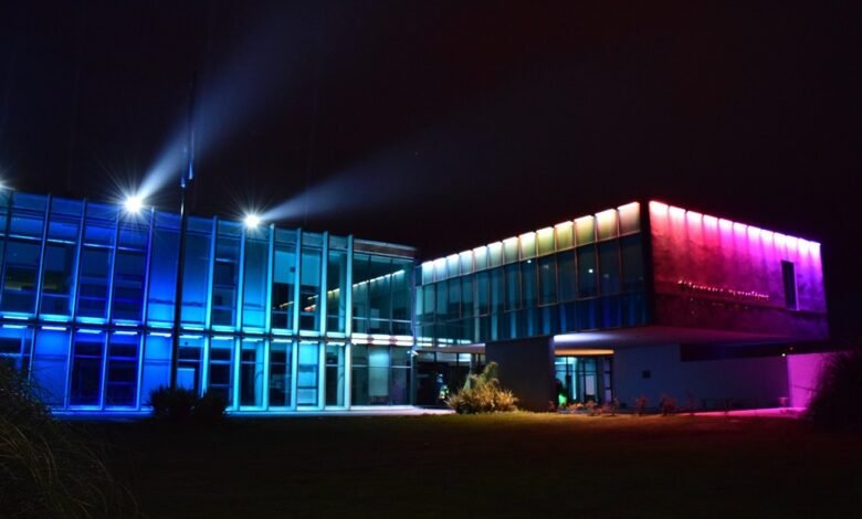Exterior iluminado del Centro Cívico durante la Noche de los Centros Cívicos en Córdoba