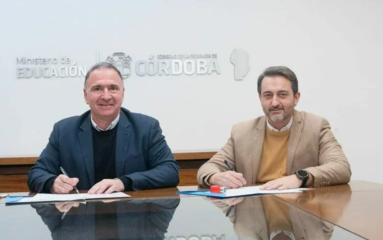 Firma del convenio entre el Ministerio de Educación y la Cámara de Industrias Plásticas de Córdoba
