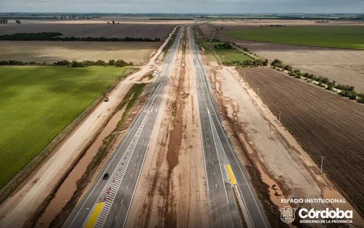 Llaryora inaugura tramo de la Autopista 19 con trabajadores y autoridades