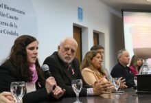 Ciudad de Río Cuarto iluminada con luces rosa durante la campaña Córdoba Rosa