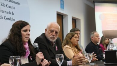 Ciudad de Río Cuarto iluminada con luces rosa durante la campaña Córdoba Rosa