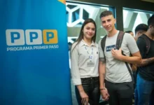 Jóvenes cordobeses completando la inscripción al Programa Primer Paso en sus dispositivos móviles