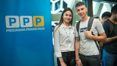 Jóvenes cordobeses completando la inscripción al Programa Primer Paso en sus dispositivos móviles