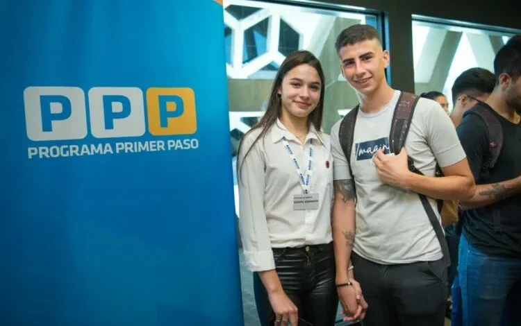 Jóvenes cordobeses completando la inscripción al Programa Primer Paso en sus dispositivos móviles
