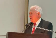 Hugo Pizzi recibiendo el título de Maestro de la Medicina, primera distinción del interior