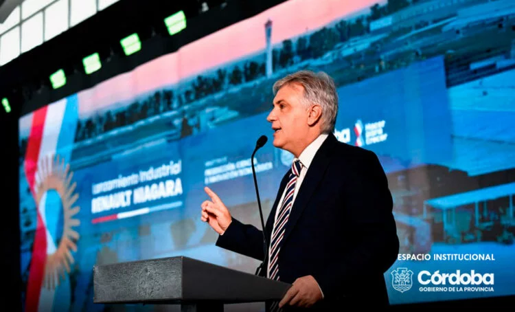 Gobernador Martín Llaryora presenta la pick‑up Niagara en la planta de Renault en Santa Isabel, Córdoba