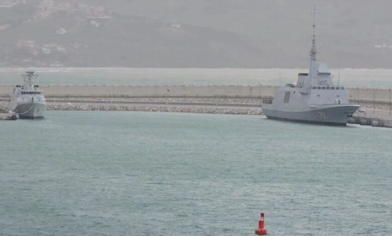 Buques de guerra marroquíes navegando cerca del estrecho de Gibraltar, frente a la frontera de Ceuta