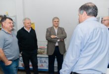 Vehículo nuevo entregado a la Asociación Mutual Libertad de Balnearia durante la visita del ministro Gabriel Frizza