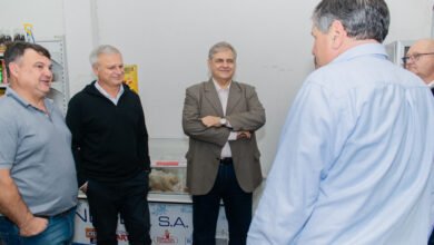 Vehículo nuevo entregado a la Asociación Mutual Libertad de Balnearia durante la visita del ministro Gabriel Frizza