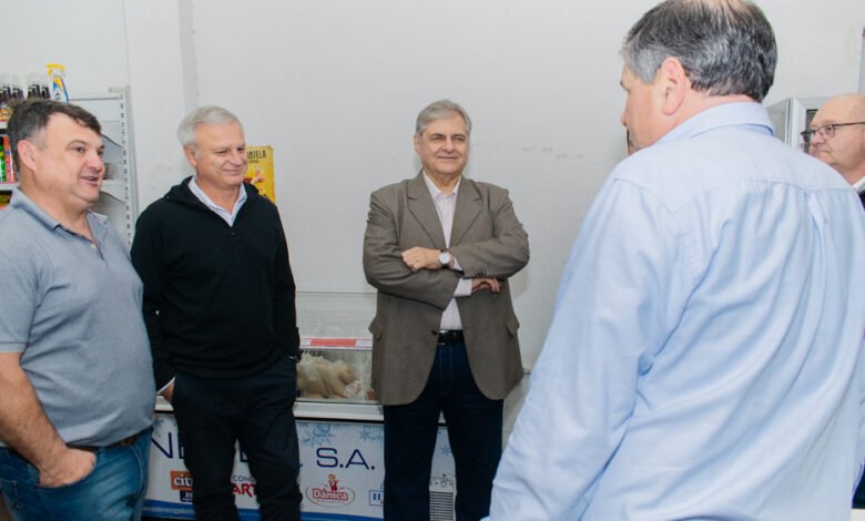 Vehículo nuevo entregado a la Asociación Mutual Libertad de Balnearia durante la visita del ministro Gabriel Frizza
