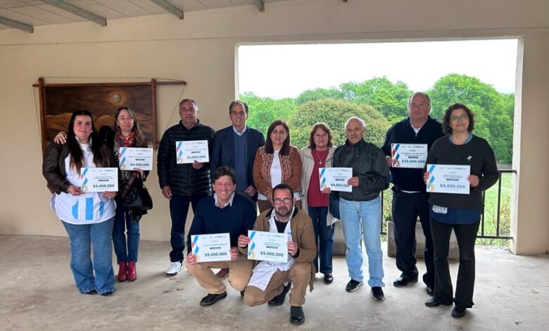 Entrega de fondos del Gobierno de Córdoba a instituciones de Las Albahacas, Villa El Chacay y La Aguada