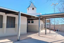 Nuevas instalaciones del Jardín de Infantes Alicia Risler en el barrio Guiñazú, Córdoba, con niños jugando en el patio