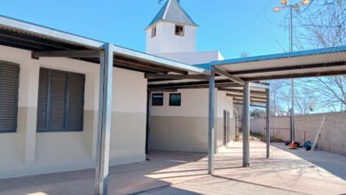 Nuevas instalaciones del Jardín de Infantes Alicia Risler en el barrio Guiñazú, Córdoba, con niños jugando en el patio