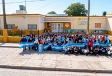 Estudiantes y docentes del IPEA N.º 231 de Las Junturas creando la Cumbia del Bienestar con herramientas de inteligencia artificial