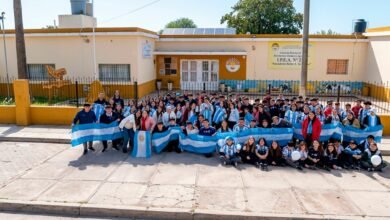 Estudiantes y docentes del IPEA N.º 231 de Las Junturas creando la Cumbia del Bienestar con herramientas de inteligencia artificial
