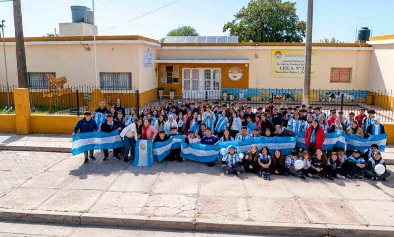 Estudiantes y docentes del IPEA N.º 231 de Las Junturas creando la Cumbia del Bienestar con herramientas de inteligencia artificial