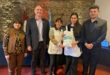Ministro Horacio Ferreyra y el intendente Roberto Casas entregando netbooks a docentes en Villa Tulumba