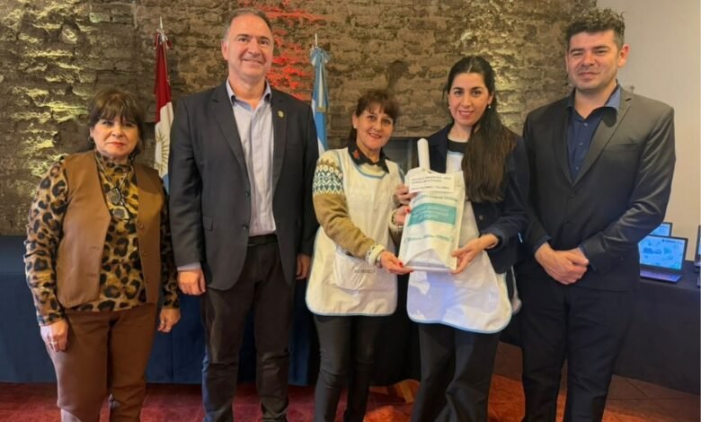 Ministro Horacio Ferreyra y el intendente Roberto Casas entregando netbooks a docentes en Villa Tulumba