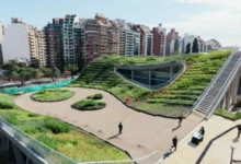 Vista aérea del futuro Paseo Cultural que conecta museos, el Rosedal, el Súper Park y el Faro en el Parque Sarmiento