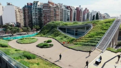Vista aérea del futuro Paseo Cultural que conecta museos, el Rosedal, el Súper Park y el Faro en el Parque Sarmiento