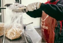 Personas realizando trabajo comunitario en la Fundación Banco de Alimentos Córdoba