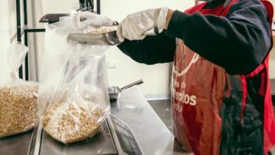 Personas realizando trabajo comunitario en la Fundación Banco de Alimentos Córdoba