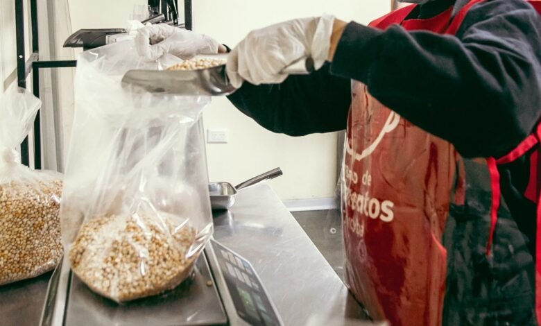 Personas realizando trabajo comunitario en la Fundación Banco de Alimentos Córdoba